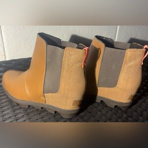 Sorel Kids Size 3 Wedge Boots in Two-toned Tan Color